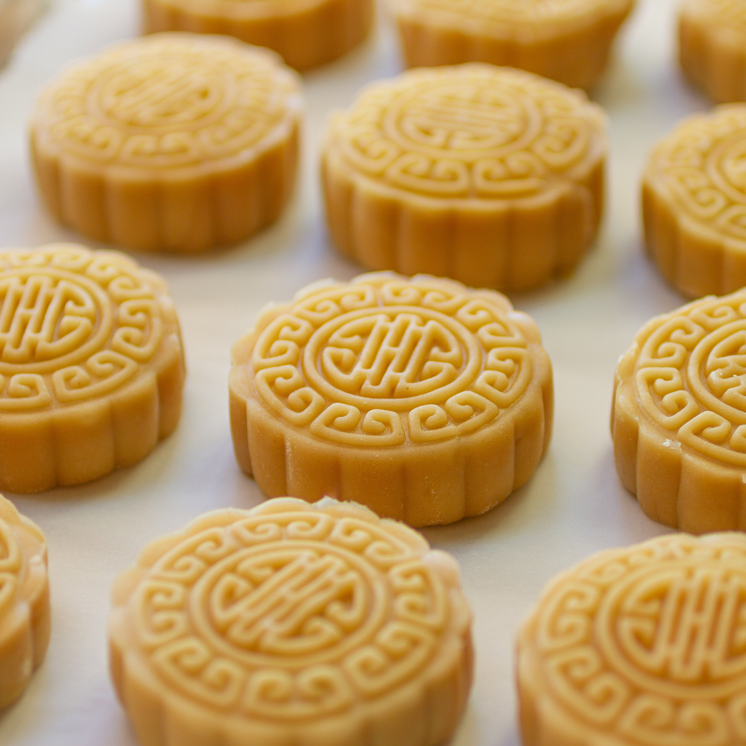 Mooncake with Sweet Lotus Paste (Banh Trung Thu Nhan Hat Sen)