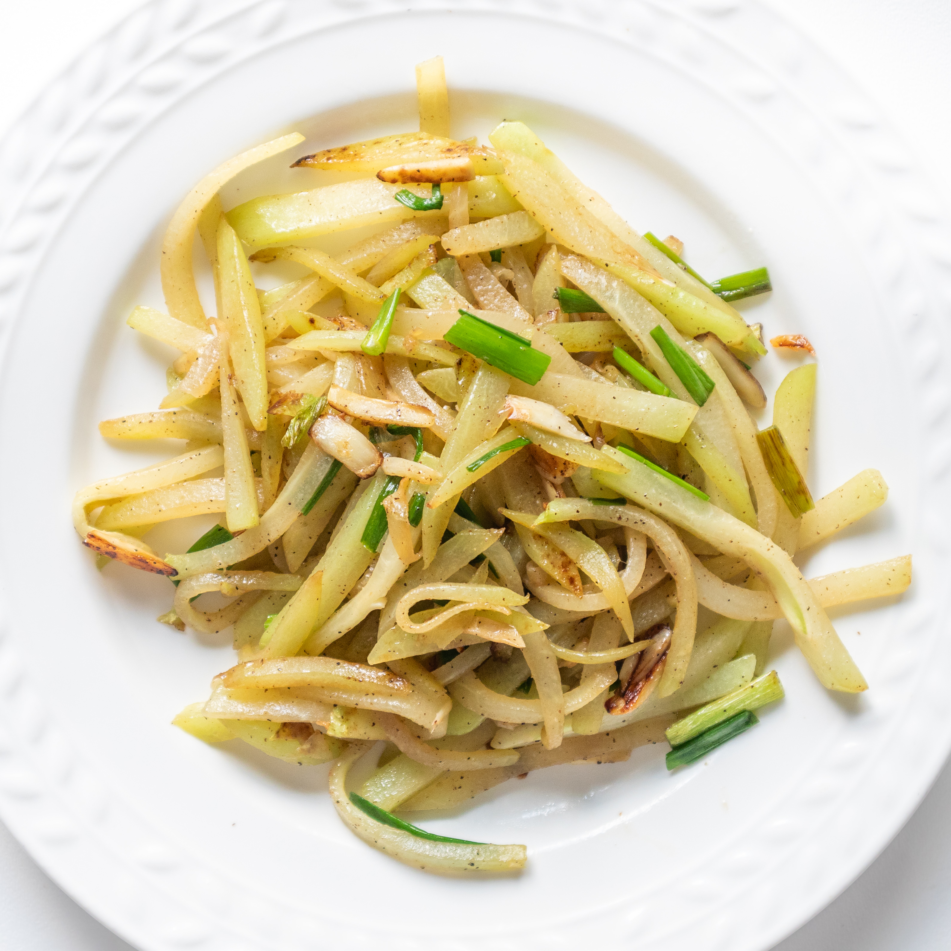 Vietnamese Stir-Fried Chayote with Garlic (Su Su Xào Tỏi)