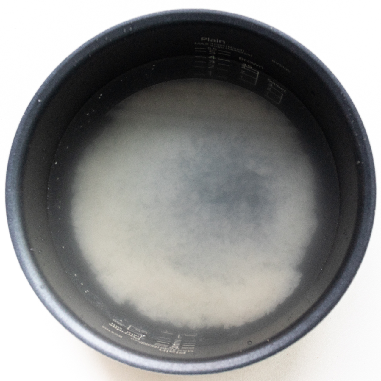 How to make porridge in rice cooker: add rice and water into the inner pot of rice cooker