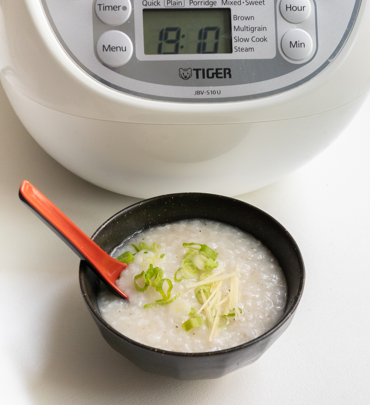 How to make porridge in rice cooker: add rice and water into the inner pot of rice cooker